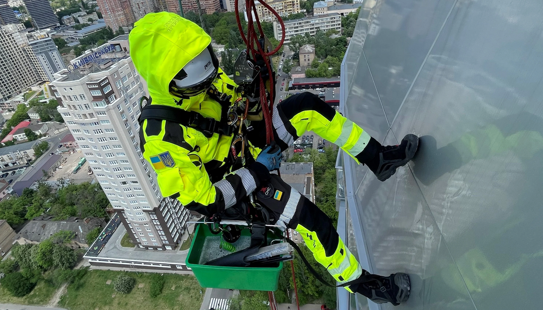 Exploring the Profession of Rope Access Technicians: Skills, Risks, and Opportunities